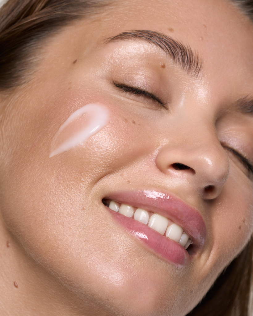 Как правильно смывать макияж: руководство для чувствительной кожи