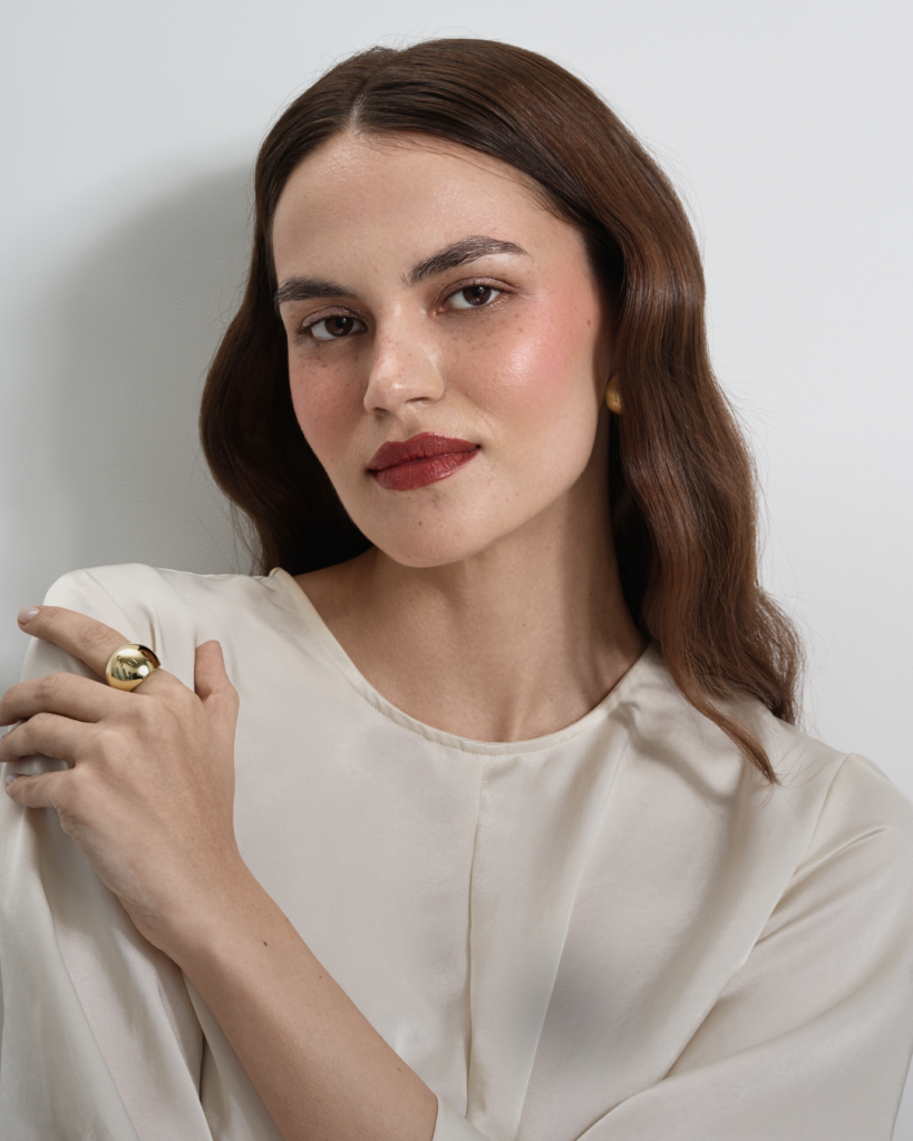 Стойкий макияж для съемок, который не бликует на камеру 