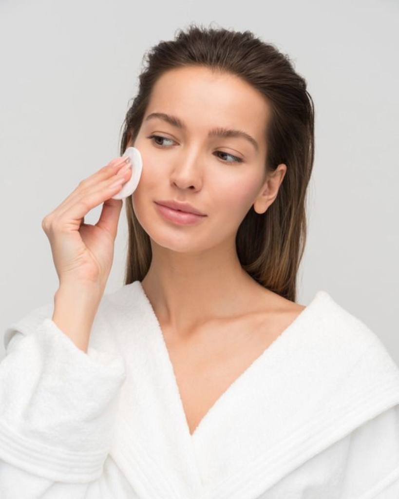 Как правильно смывать макияж: руководство для чувствительной кожи