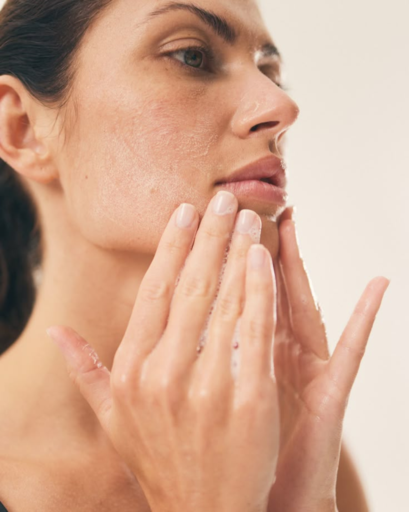 Как правильно смывать макияж: руководство для чувствительной кожи